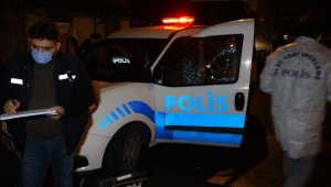 Kısıtlamayı ihlal cezası yazan polislere saldırdılar