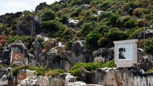 Koydaki kayalıklara işlenen 107 yıllık bayraklar yenilendi