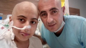 Lösemi hastası kızı için saçını kazıttı