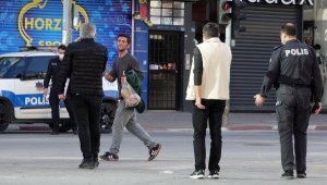 Mobeseyi taşladı, gözaltına alınmamak için direndi