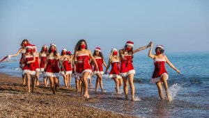 Noel annelerden maskeli, kalpli sağlık mesajı