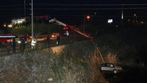 Otomobiliyle dereye uçan alkollü sürücü, güçlükle ikna edilip, kurtarıldı