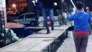 Pazarcıların tezgah podyumda sebze- meyve defilesi ilgi çekti
