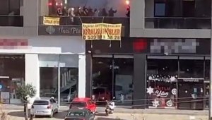 Plaza terasında meşaleli, mesafesiz, maskesiz kutlama