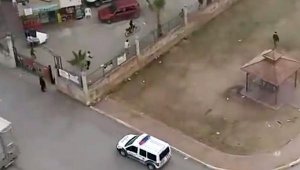 Polisi gören çocuklardan kimisi evine kaçtı, kimisi otomobil arkasına saklandı