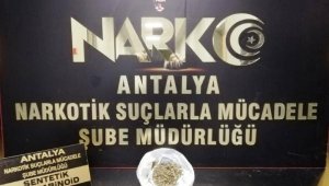 Polisten ikamete sentetik uyuşturucu operasyonu