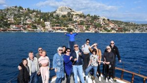 Rus ve Ukraynalı turistlerin aralıkta Demre'de deniz keyfi