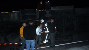 Sebze meyve yüklü TIR devrildi: 3 yaralı