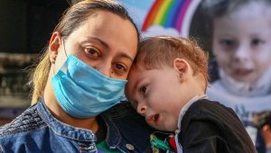 SMA'lı oğlunun tedavi masrafı için pazarda satış yapıyor