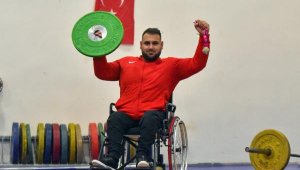 Tekerlekli sandalyesine 'itfaiye hortumu' güçlendirmesi ile şampiyonalara hazırlanıyor