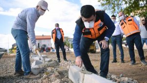 Tütüncü, bordür taşı döşedi