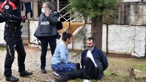 Uyuşturucu hükümlüsü çıktığı çatıda polise yakalandı, eşi teselli etmeye çalıştı