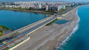 Vaka oranının iki katına çıktığı Antalya evlere kapandı, sokaklar köpeklere kaldı