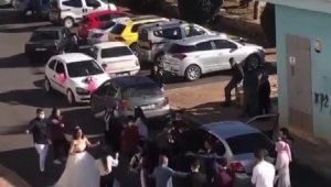 Yasağa aldırmadan sokakta düğün eğlencesi yaptılar