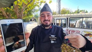 Yatağı motosikletle taşıyanlara 'Deli ha' diyen, fenomen kokoreççiymiş