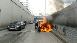 Zincirleme kazada, sivil polislerin ekip otosu alev aldı