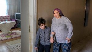 10 yaşındaki Atacan, annesinin hem eli hem ayağı