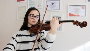 12 yaşındaki kemancı Cansu, 6 yarışmada Türkiye'yi temsil etti