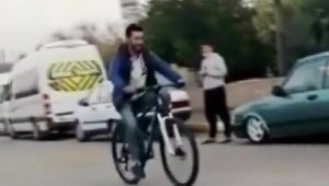 'Bak şimdi düşecek' dedi, bisikletli genç düştü