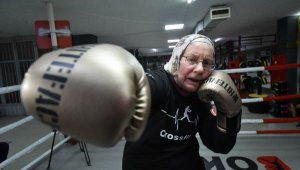 75 yaşındaki Naciye Hanım, parkinsonu yenmek için boks yapıyor