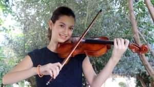 Anne karnında müzikle tanışan Irmak, kemanıyla başarıdan başarıya koşuyor