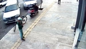 Antalya'da çocukların torpil şakası esnafı korkuttu