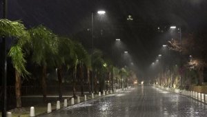 Antalya'da fırtına hayatı olumsuz etkiledi