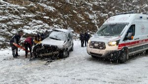 Antalya'da otobüsle hafif ticari araç çarpıştı: 2 ölü, 3'ü ağır, 5 yaralı