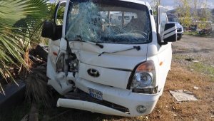 Antalya'da otomobille kamyonet çarpıştı: 1 ölü, 1 yaralı