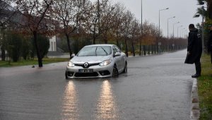 Antalya'da yağmur ve fırtına hayatı olumsuz etkiledi