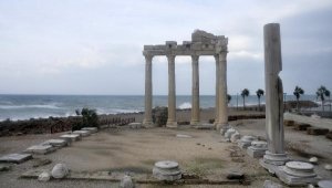 Antalya'da yağmur ve fırtına hayatı olumsuz etkiledi