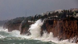 Antalya'da yağmur ve fırtına hayatı olumsuz etkiledi