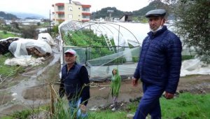 Antalya'da yağmur ve fırtına hayatı olumsuz etkiledi