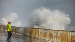 Antalya'da yağmur ve fırtına hayatı olumsuz etkiledi