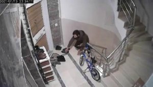 Ayakkabıyı deneyip çaldı, yerine kendisininkini bıraktı