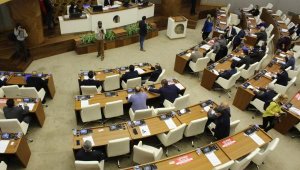 Başkan Esen'den, 'ruhsat yasadan önce' savunması