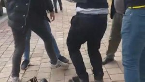Bisikletli taciz şüphelisi, çevredeki gençler tarafından dövüldü