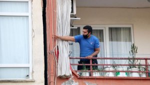 Bitişikteki bina yıkılırken, kendi binaları hasar gören vatandaşlar sokakta kaldı