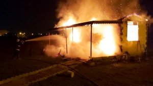 Boş arsadaki konteyner alev topuna döndü