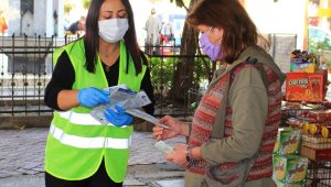 Büyükşehir Kumluca'da pazar yerlerinde maske dağıttı