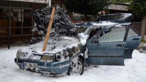 Çalıştırmak istediği otomobili yandı