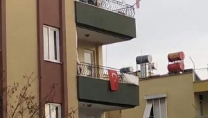 Çatıya çıkıp, intihara kalkışan genç kadını polis kurtardı