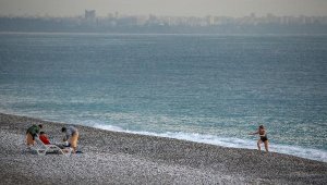 Denizin havadan sıcak olduğu Antalya'da sahil, turistlere ve martılara kaldı