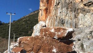 Dev kayanın düştüğü Antalya-Mersin yolu ulaşıma kapandı