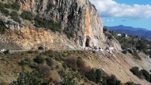 Dev kayanın düştüğü Antalya-Mersin yolu ulaşıma kapandı