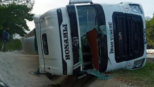 Devrilen TIR metrelerce sürüklendi, sürücü yaralandı