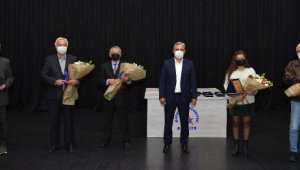 Emekli olan personele Başkan Uysal'dan teşekkür plaketi