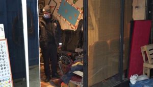 Esnafın üşümesin diye üzerine battaniye örttüğü kişi, iş hanında ölü bulundu