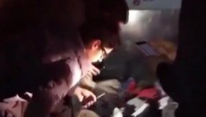 Giysi kumbarasında kayıp otomobilinin anahtarını aradı