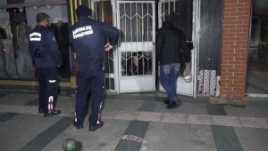 İş hanında kilitli kalan avukat ve 2 kişiyi itfaiye ekipleri kurtardı